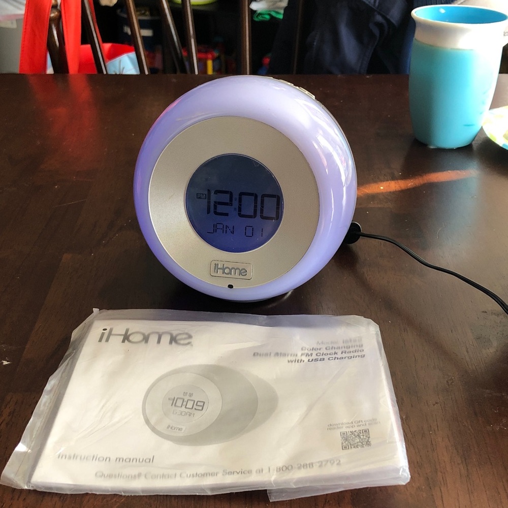 💙 iHome Color Changing Spherical Clock with USB Port Fm Clock Radio
